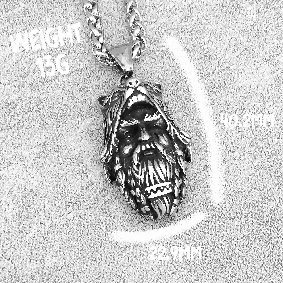 Collar con colgante de cabeza de lobo de mitología