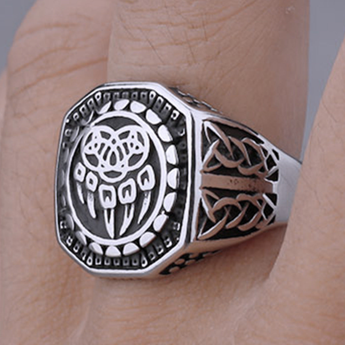 Goth Wolf Claw Ring