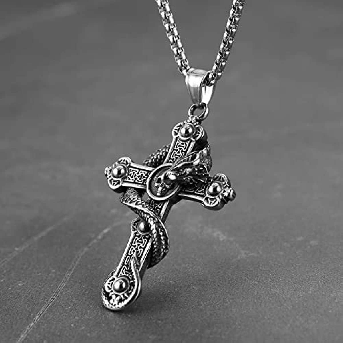 Ожерелье с готическим крестом и черепом