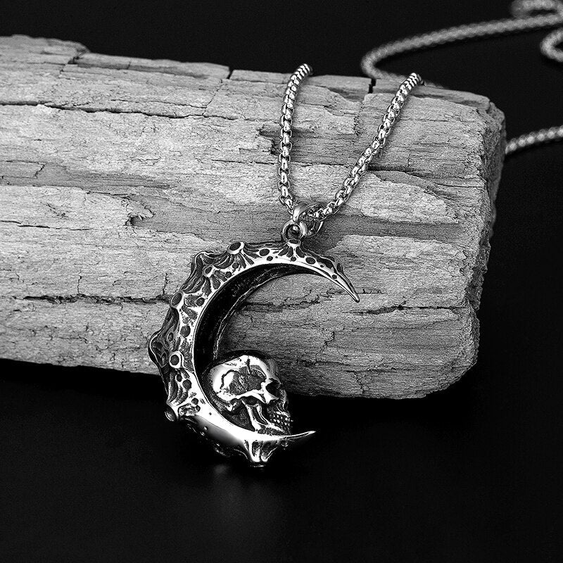 Collar con colgante de calavera de luna