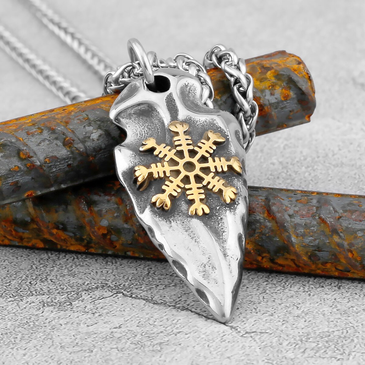 Collar de señal de tráfico con brújula de lanza