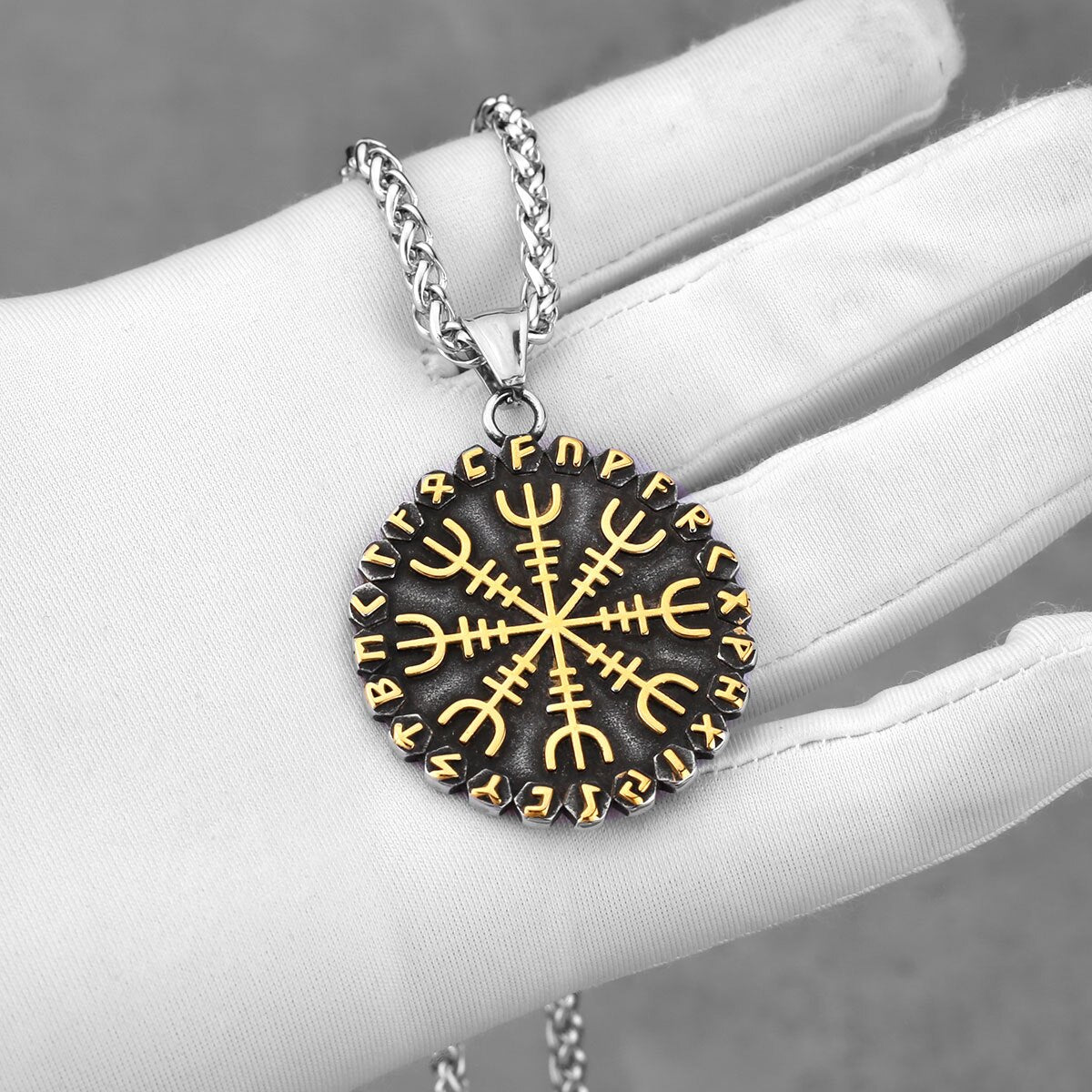 Collar de brújula de runas