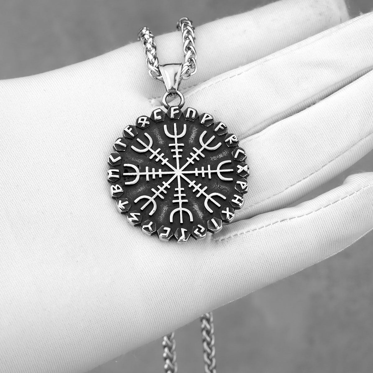 Collar de brújula de runas