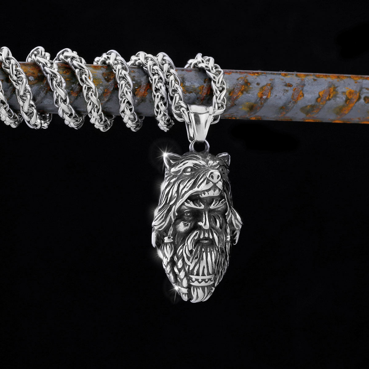 Collar con colgante de cabeza de lobo de mitología